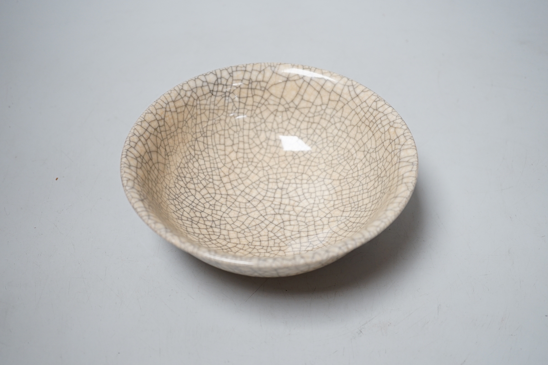 A Chinese crackle glazed bowl, 16cm diameter
